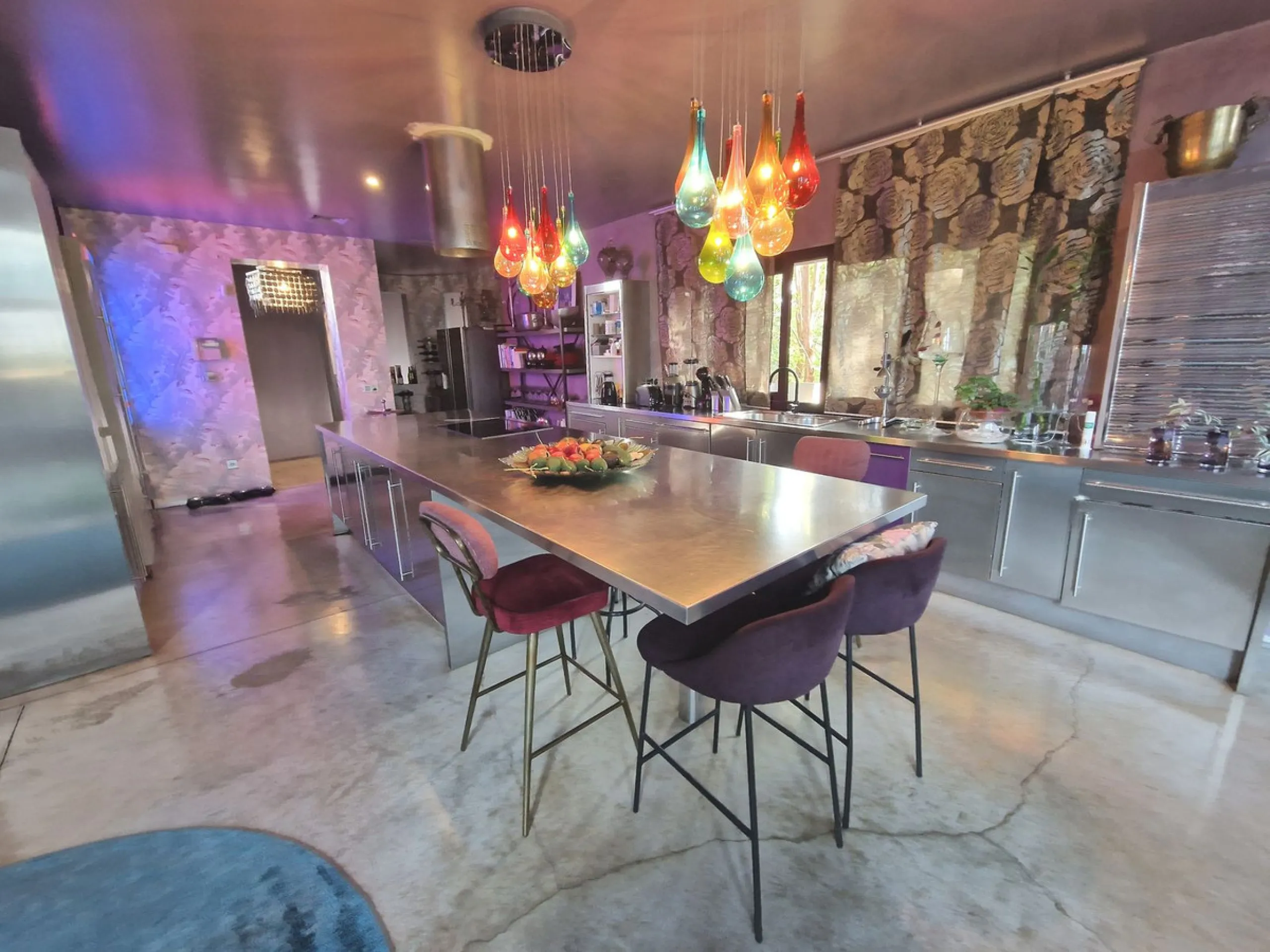 Fantastic spacious and private villa in Pernet urbanization on an extensive plot of 1.811m2. Please note that it is located on a very quiet and noise-free cul-de-sac.