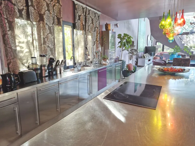 Fantastic spacious and private villa in Pernet urbanization on an extensive plot of 1.811m2. Please note that it is located on a very quiet and noise-free cul-de-sac.