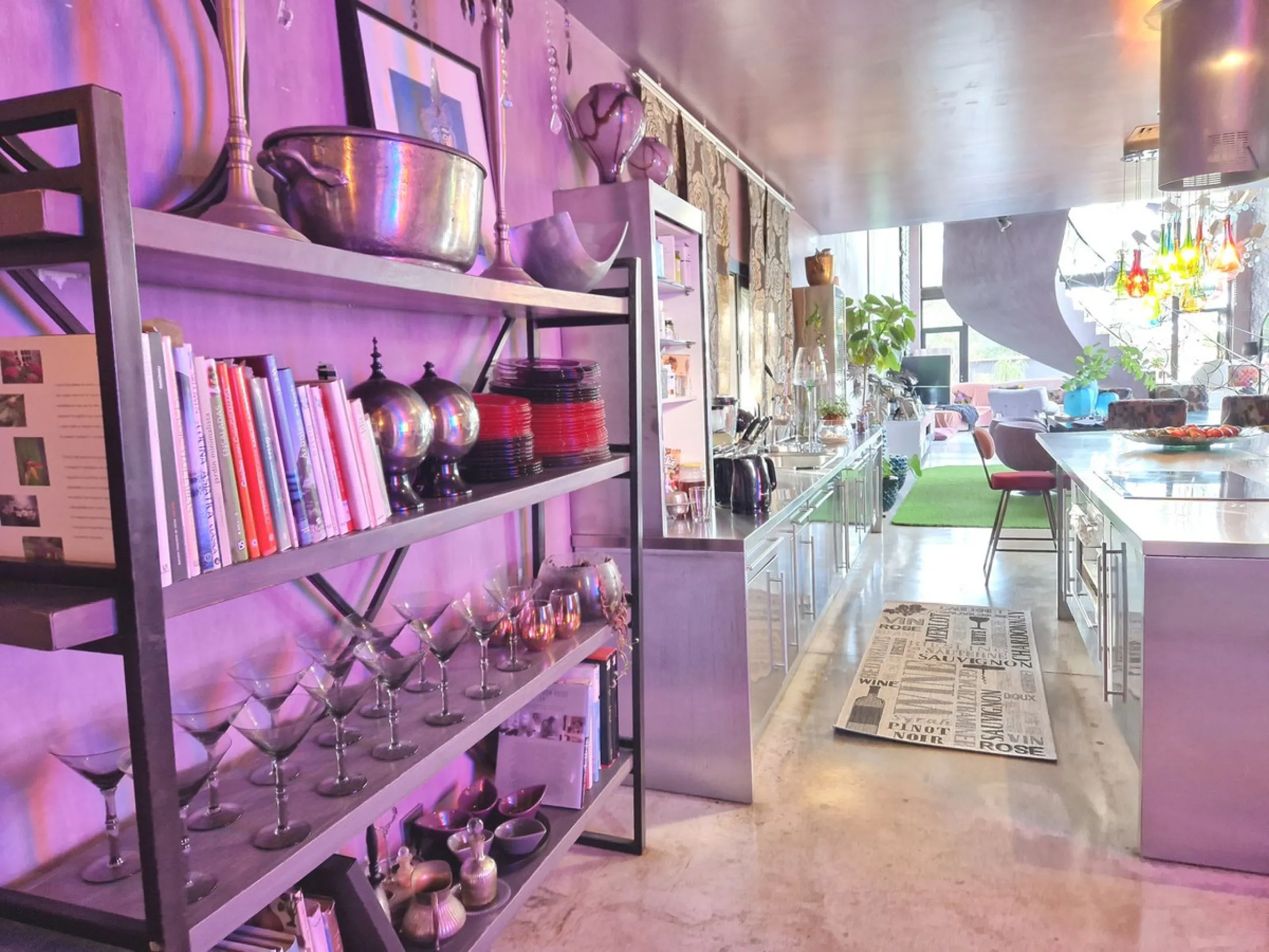 Fantastic spacious and private villa in Pernet urbanization on an extensive plot of 1.811m2. Please note that it is located on a very quiet and noise-free cul-de-sac.