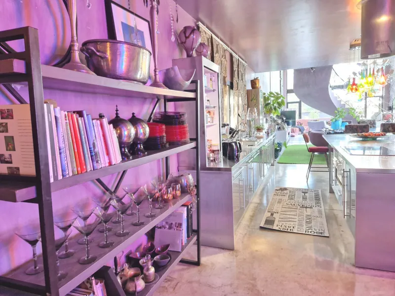 Fantastic spacious and private villa in Pernet urbanization on an extensive plot of 1.811m2. Please note that it is located on a very quiet and noise-free cul-de-sac.
