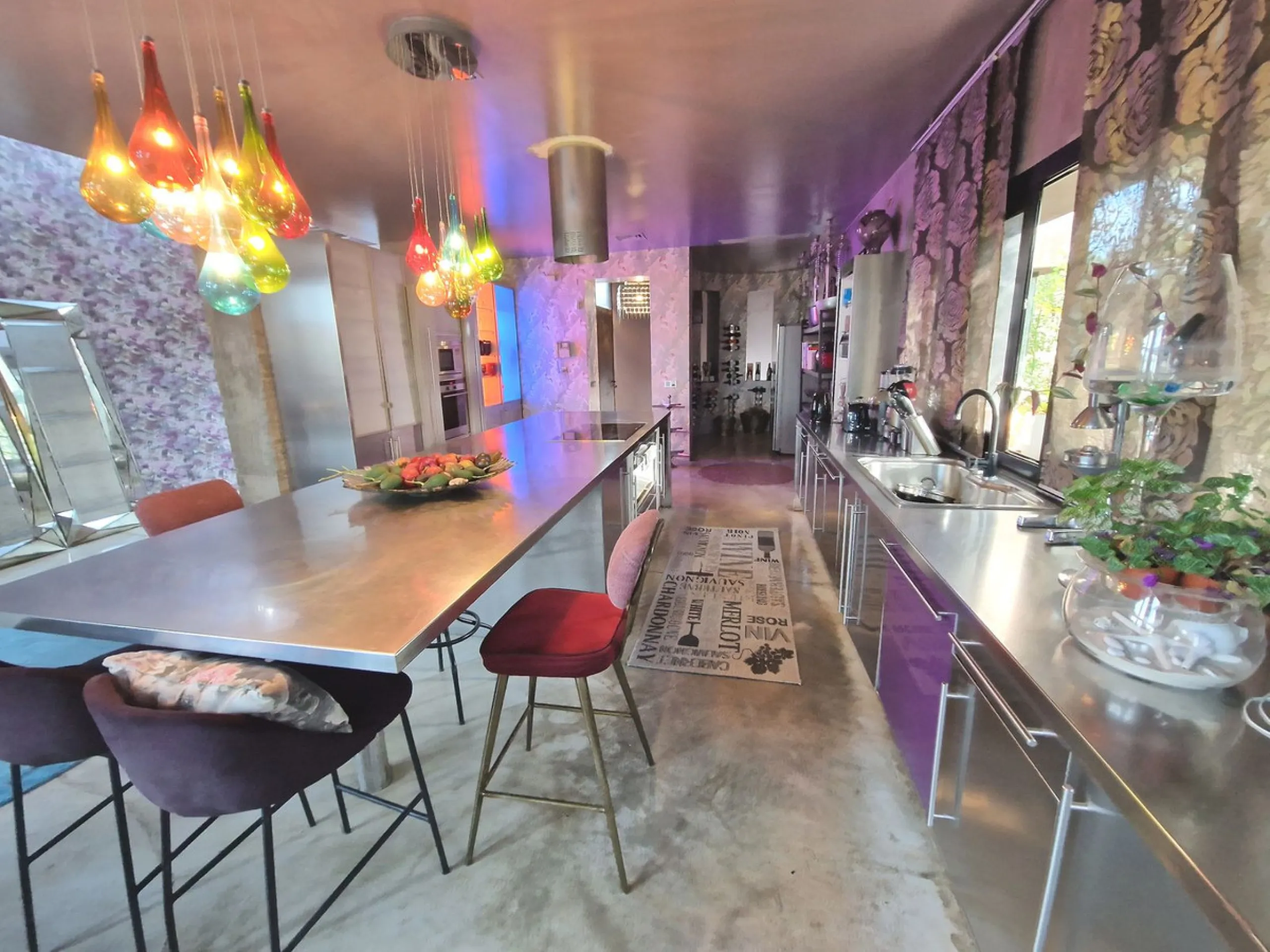 Fantastic spacious and private villa in Pernet urbanization on an extensive plot of 1.811m2. Please note that it is located on a very quiet and noise-free cul-de-sac.