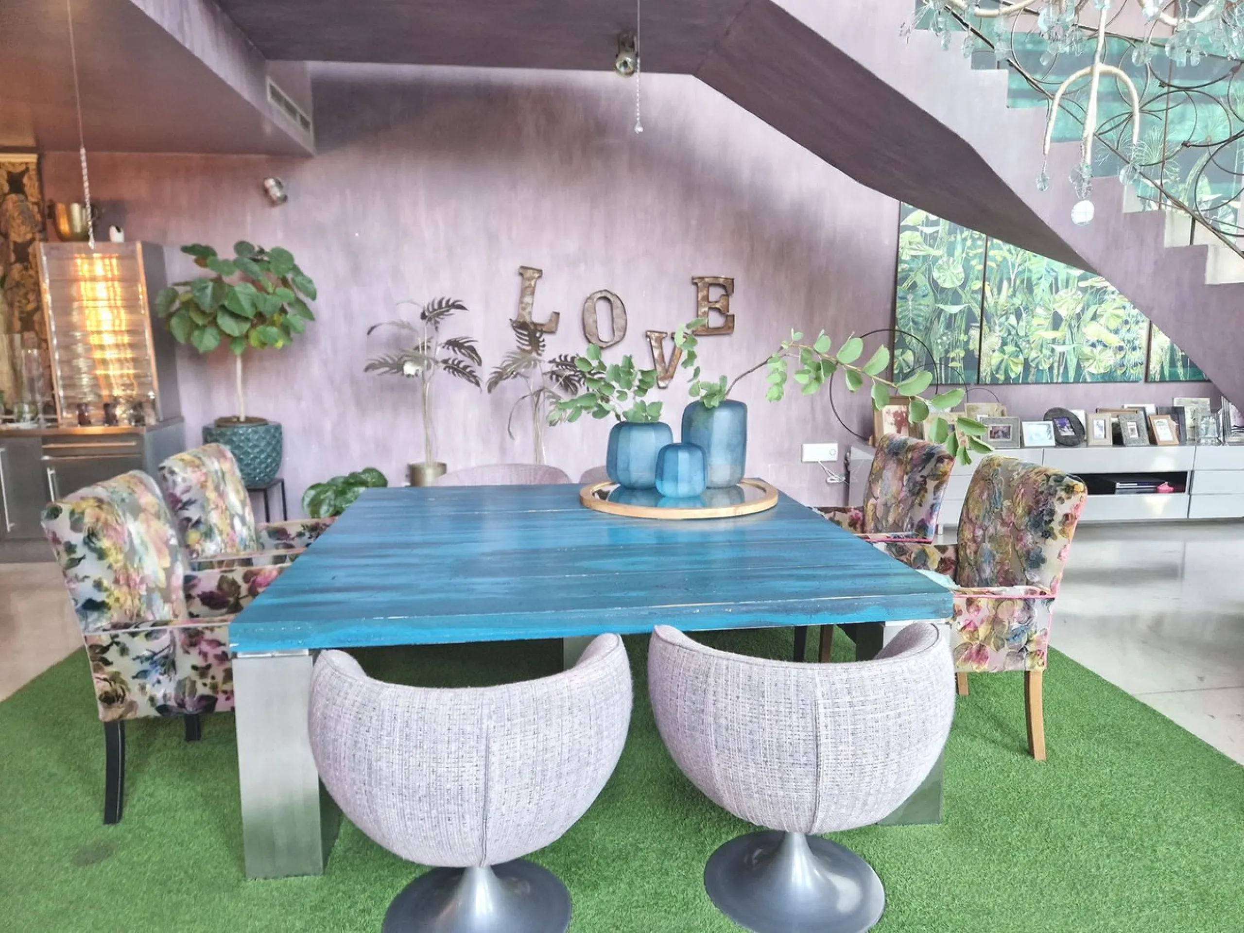 Fantastic spacious and private villa in Pernet urbanization on an extensive plot of 1.811m2. Please note that it is located on a very quiet and noise-free cul-de-sac.