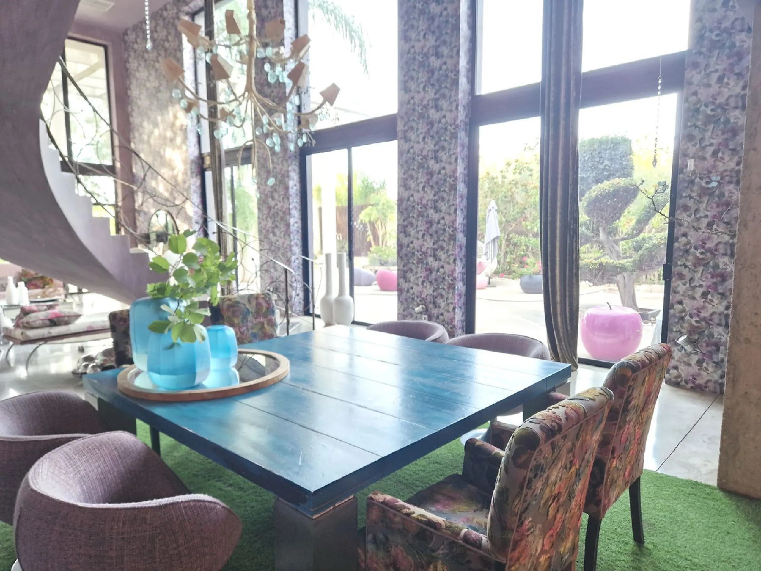 Fantastic spacious and private villa in Pernet urbanization on an extensive plot of 1.811m2. Please note that it is located on a very quiet and noise-free cul-de-sac.
