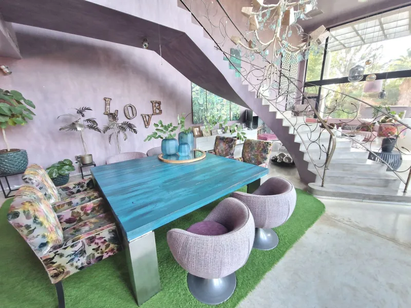 Fantastic spacious and private villa in Pernet urbanization on an extensive plot of 1.811m2. Please note that it is located on a very quiet and noise-free cul-de-sac.