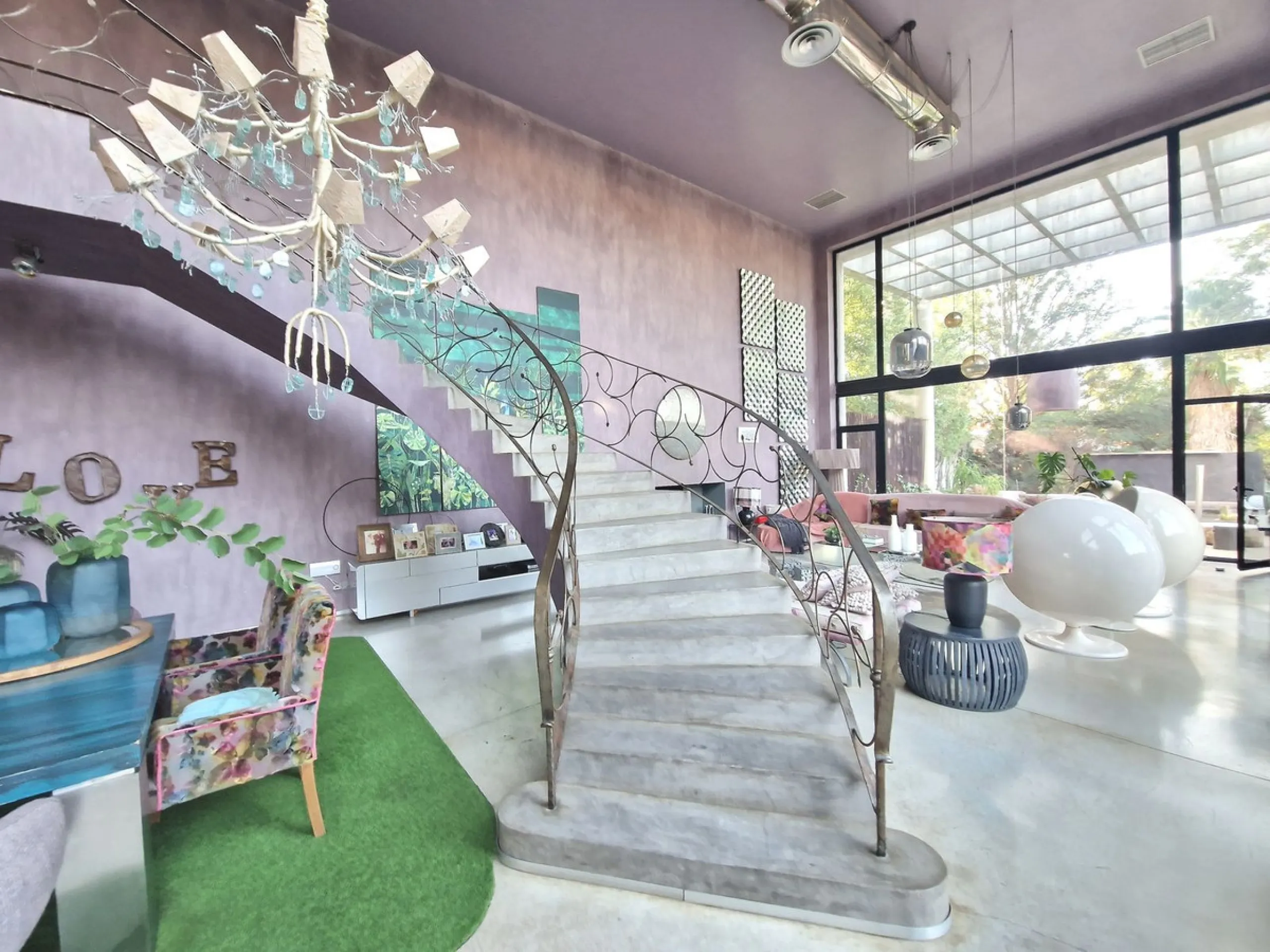 Fantastic spacious and private villa in Pernet urbanization on an extensive plot of 1.811m2. Please note that it is located on a very quiet and noise-free cul-de-sac.