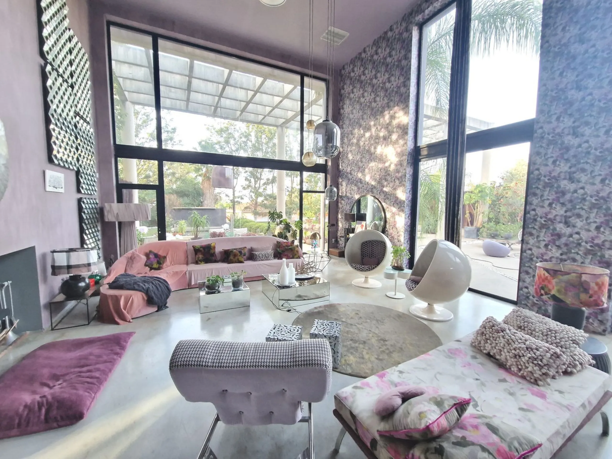 Fantastic spacious and private villa in Pernet urbanization on an extensive plot of 1.811m2. Please note that it is located on a very quiet and noise-free cul-de-sac.
