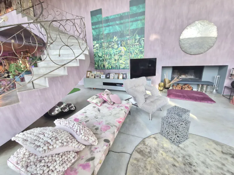 Fantastic spacious and private villa in Pernet urbanization on an extensive plot of 1.811m2. Please note that it is located on a very quiet and noise-free cul-de-sac.