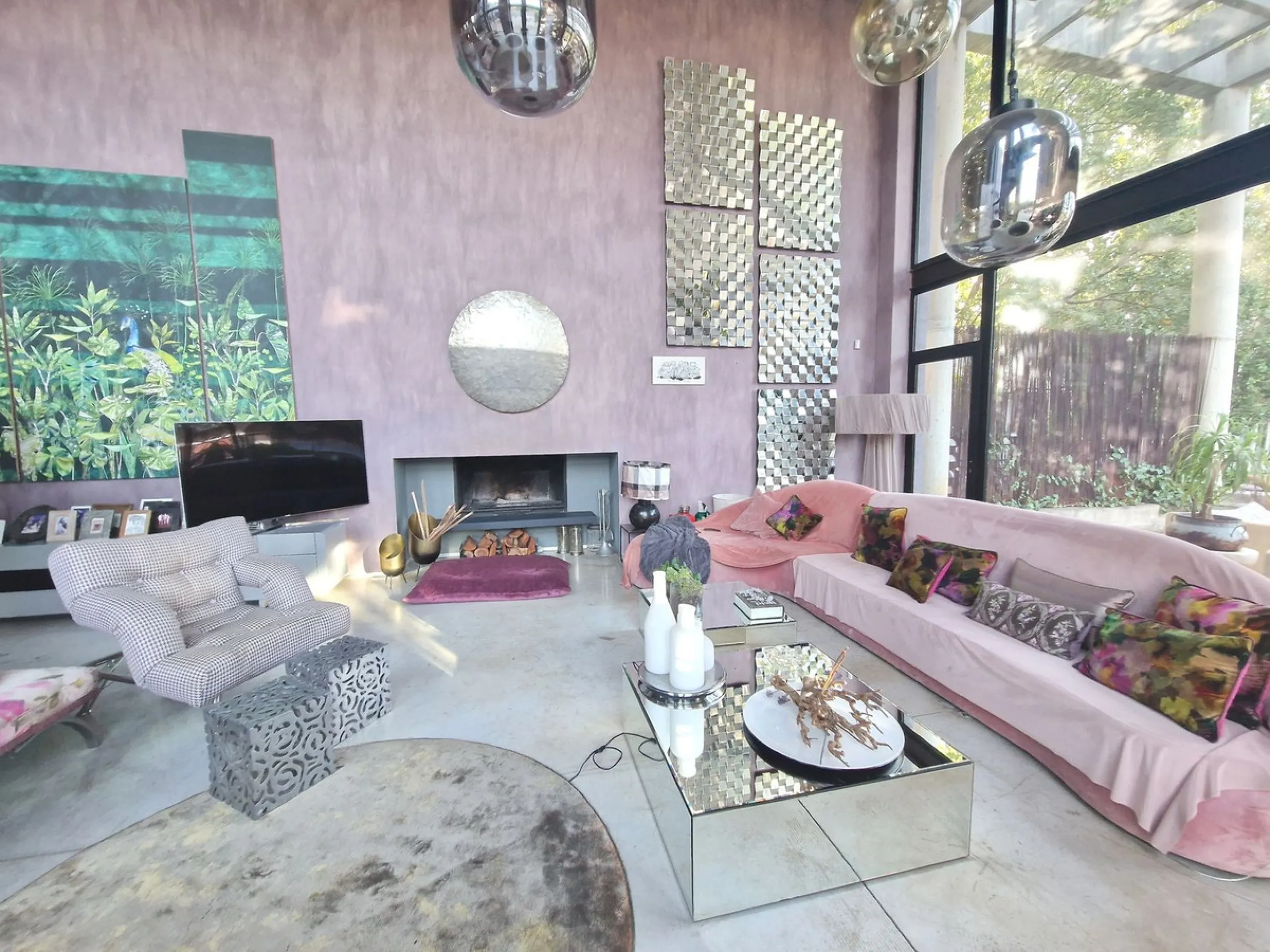 Fantastic spacious and private villa in Pernet urbanization on an extensive plot of 1.811m2. Please note that it is located on a very quiet and noise-free cul-de-sac.