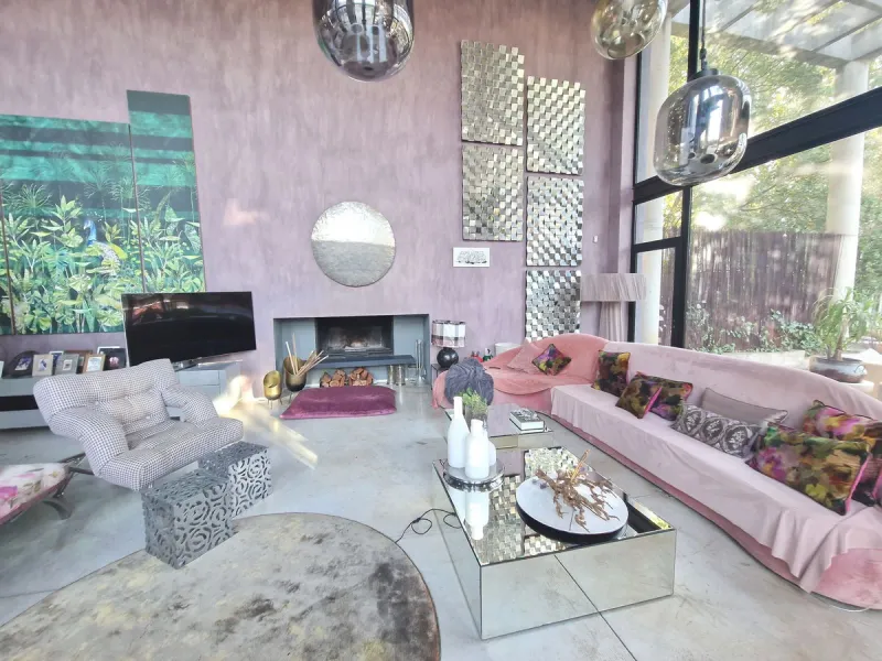 Fantastic spacious and private villa in Pernet urbanization on an extensive plot of 1.811m2. Please note that it is located on a very quiet and noise-free cul-de-sac.
