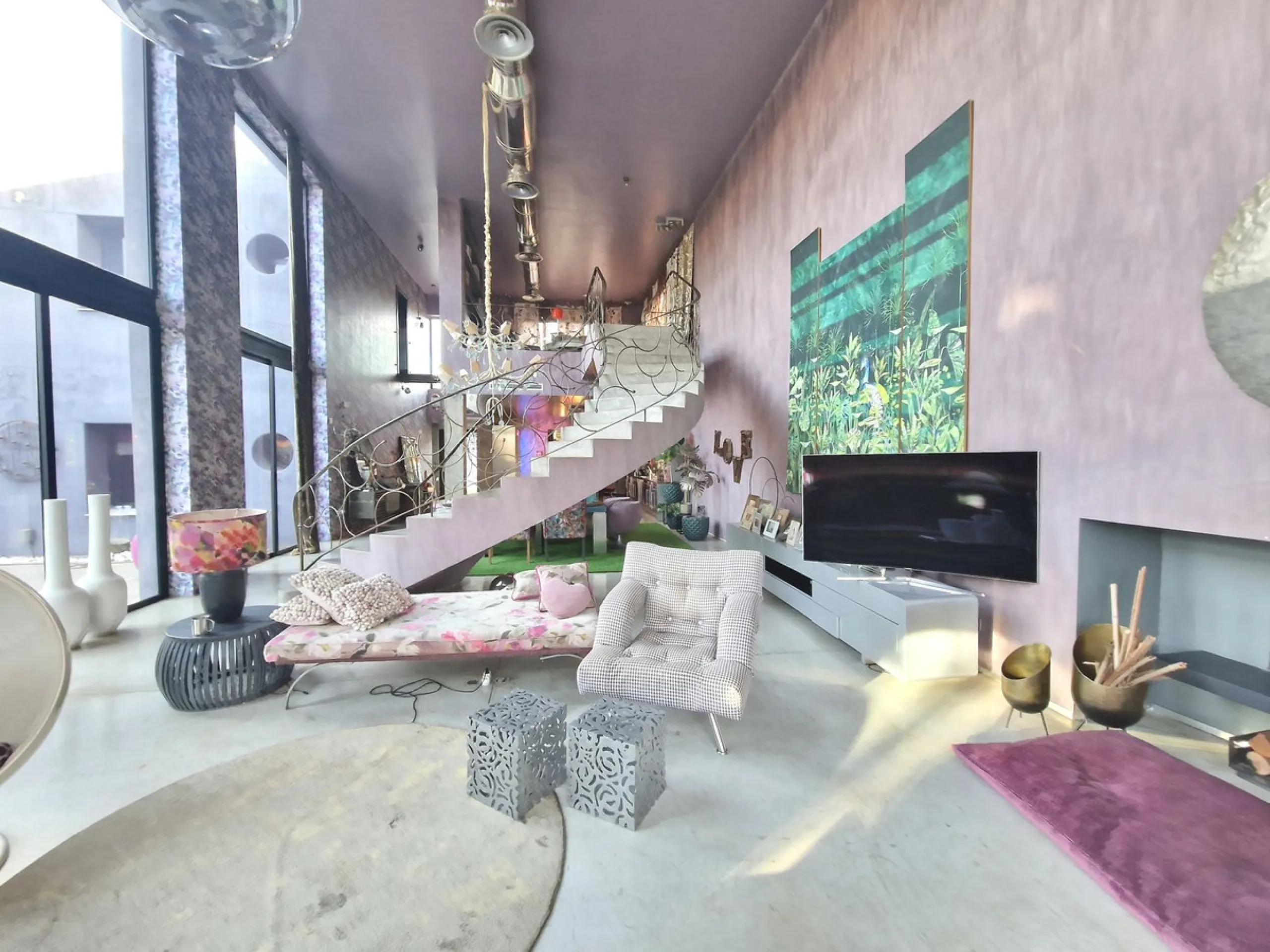 Fantastic spacious and private villa in Pernet urbanization on an extensive plot of 1.811m2. Please note that it is located on a very quiet and noise-free cul-de-sac.