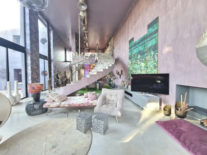 Fantastic spacious and private villa in Pernet urbanization on an extensive plot of 1.811m2. Please note that it is located on a very quiet and noise-free cul-de-sac.
