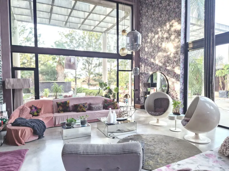 Fantastic spacious and private villa in Pernet urbanization on an extensive plot of 1.811m2. Please note that it is located on a very quiet and noise-free cul-de-sac.