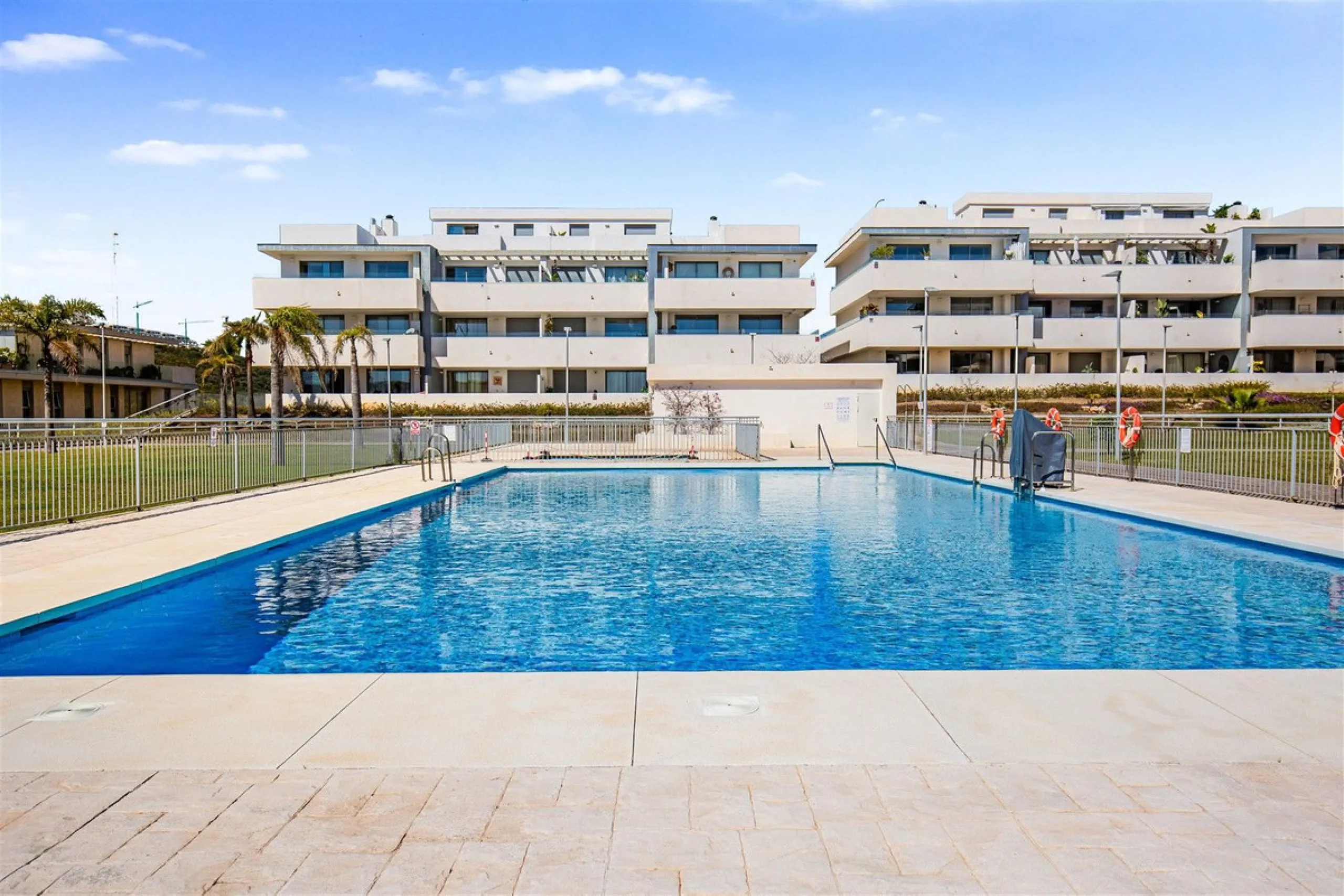 Apartment - Penthouse Duplex в продаже в Estepona, Málaga. В доме 3 спален и 3 ванных комнат. Площадь дома 126 м²