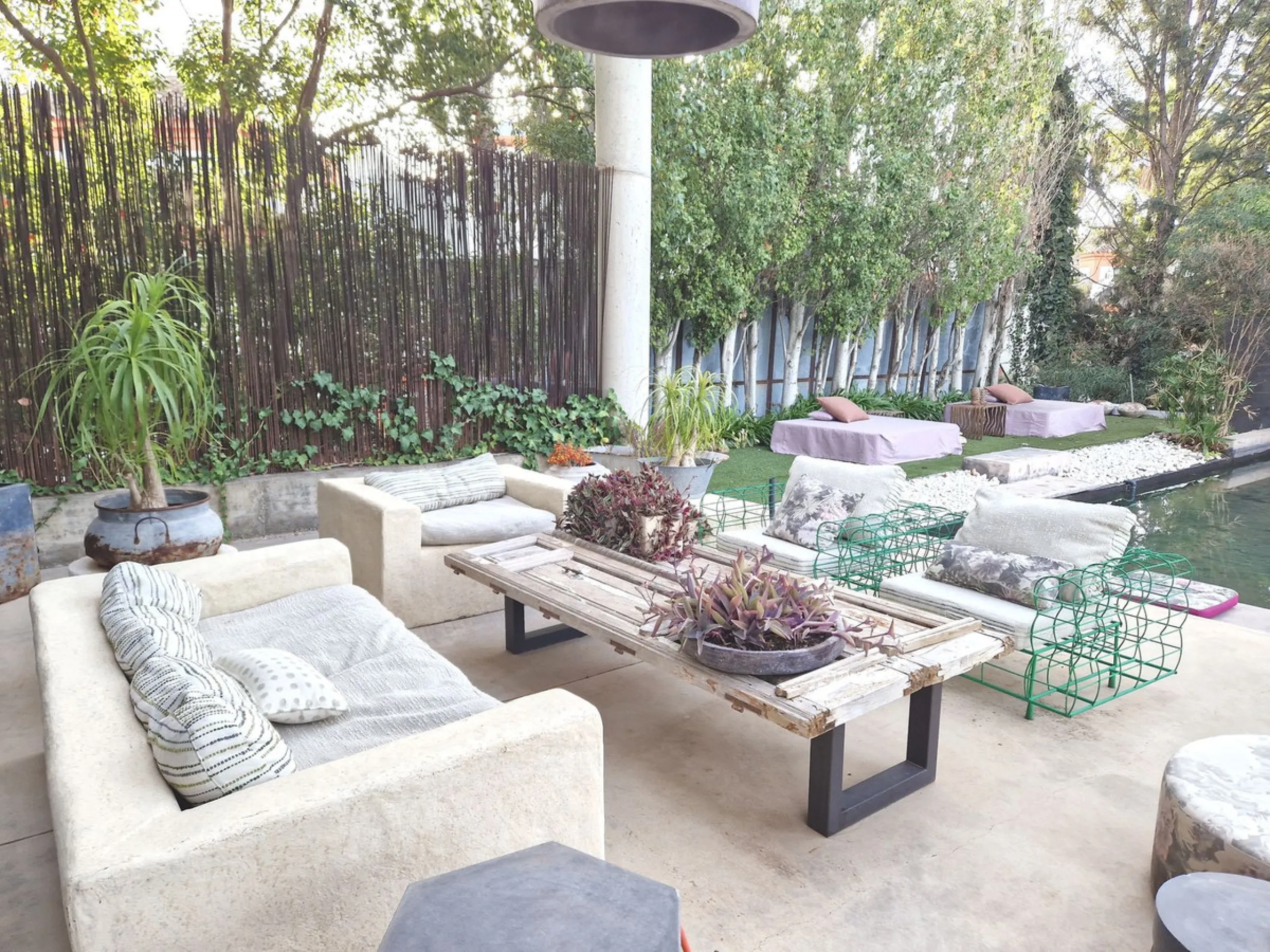 Fantastic spacious and private villa in Pernet urbanization on an extensive plot of 1.811m2. Please note that it is located on a very quiet and noise-free cul-de-sac.