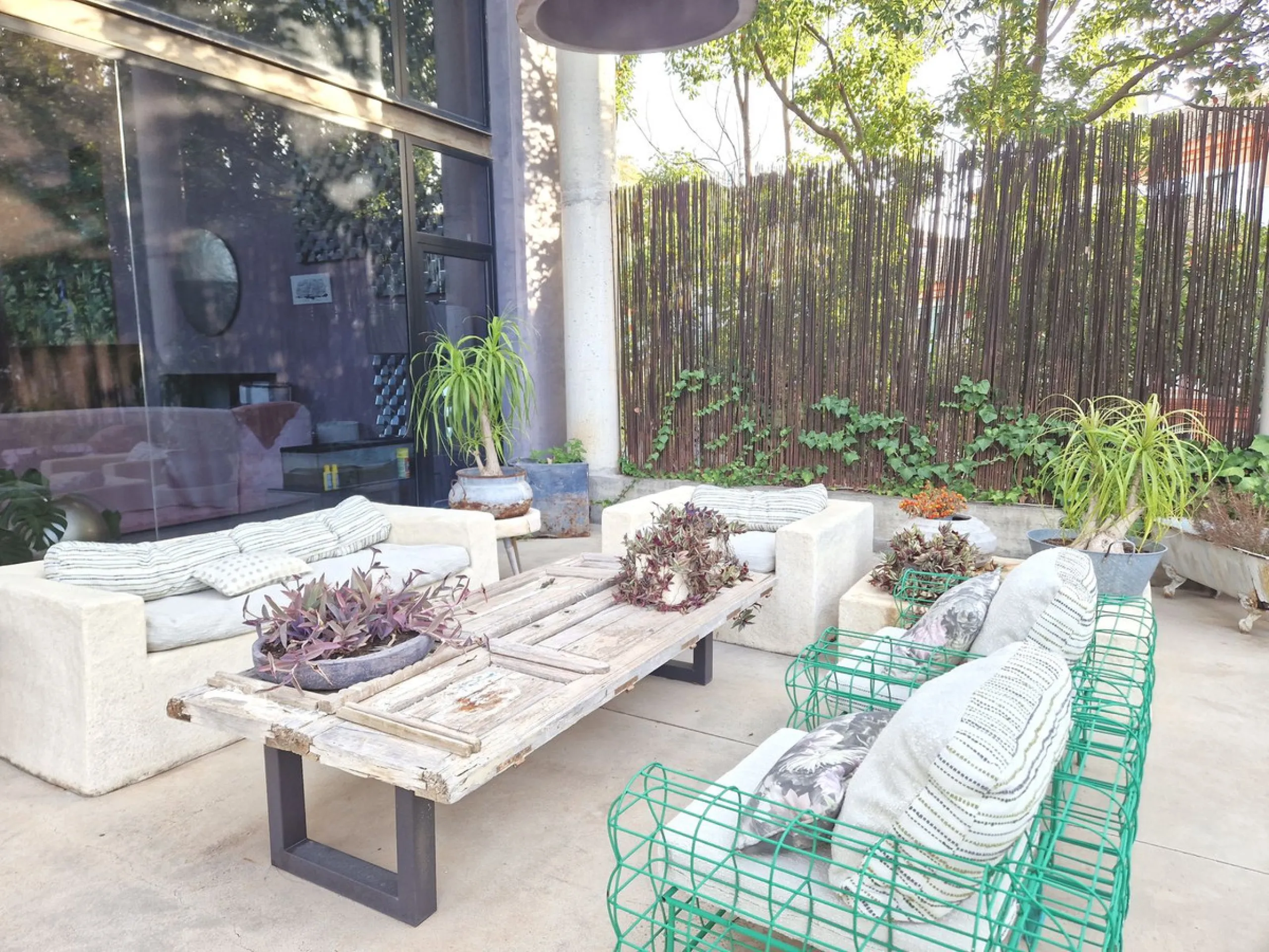 Fantastic spacious and private villa in Pernet urbanization on an extensive plot of 1.811m2. Please note that it is located on a very quiet and noise-free cul-de-sac.