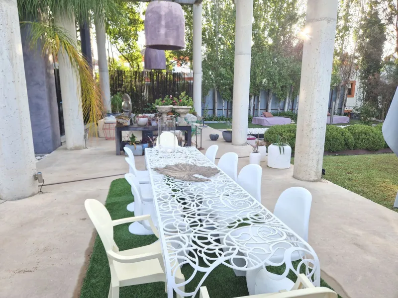 Fantastic spacious and private villa in Pernet urbanization on an extensive plot of 1.811m2. Please note that it is located on a very quiet and noise-free cul-de-sac.