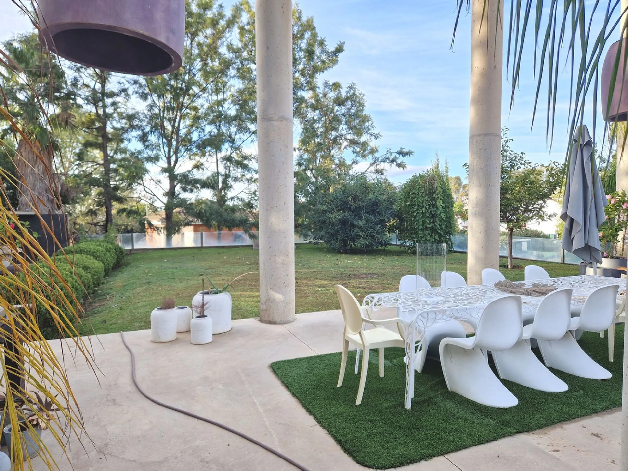 Fantastic spacious and private villa in Pernet urbanization on an extensive plot of 1.811m2. Please note that it is located on a very quiet and noise-free cul-de-sac.