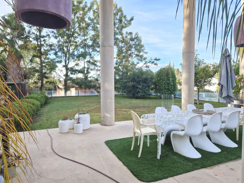 Fantastic spacious and private villa in Pernet urbanization on an extensive plot of 1.811m2. Please note that it is located on a very quiet and noise-free cul-de-sac.