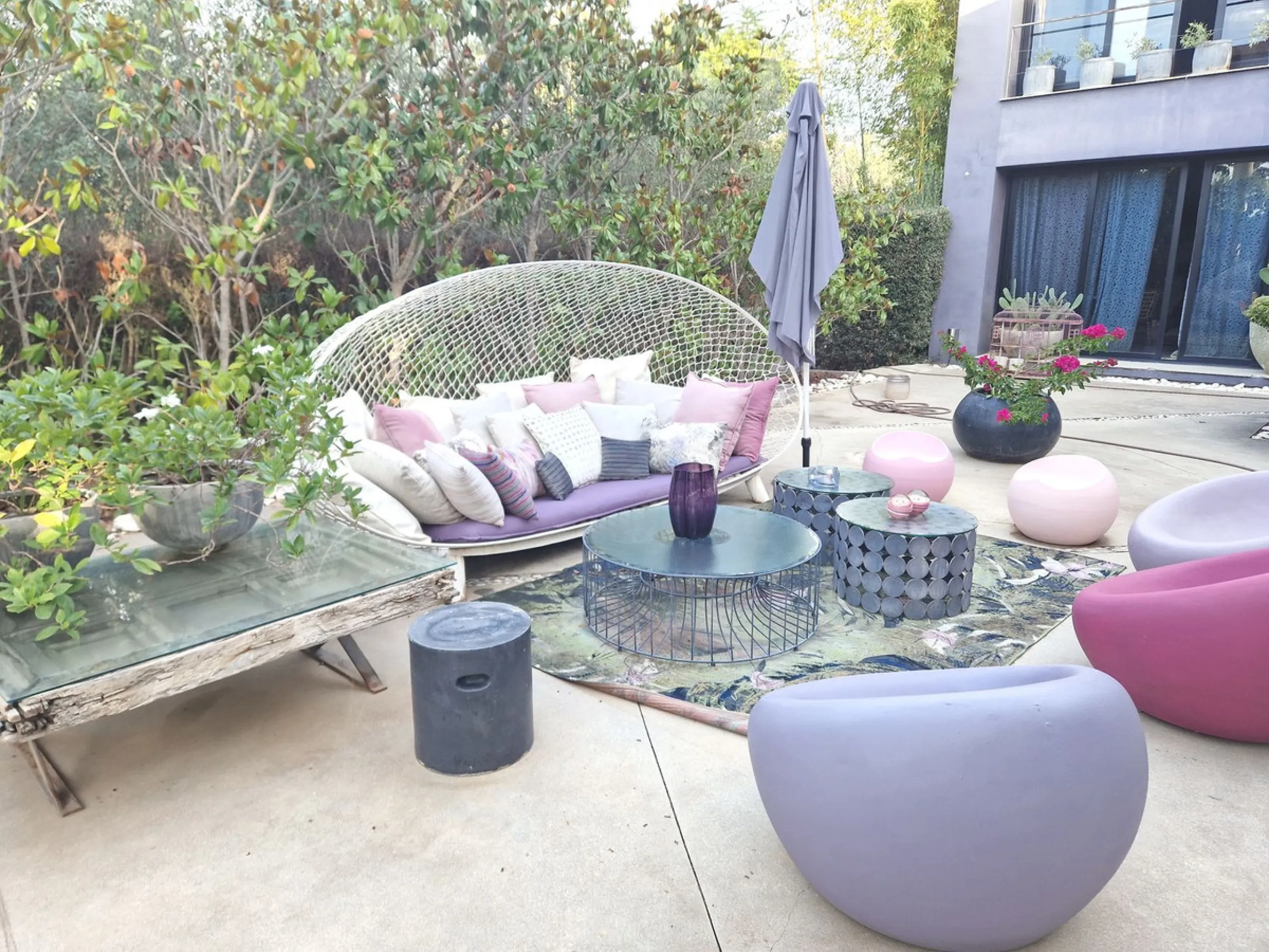 Fantastic spacious and private villa in Pernet urbanization on an extensive plot of 1.811m2. Please note that it is located on a very quiet and noise-free cul-de-sac.