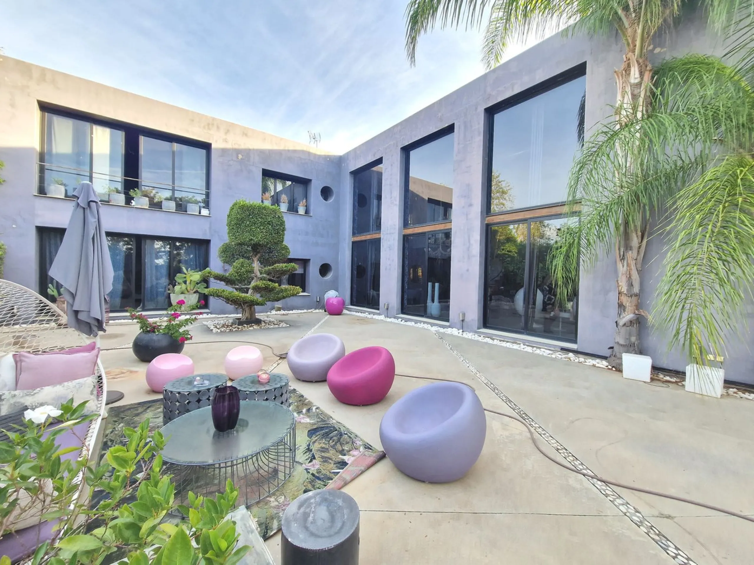 Fantastic spacious and private villa in Pernet urbanization on an extensive plot of 1.811m2. Please note that it is located on a very quiet and noise-free cul-de-sac.