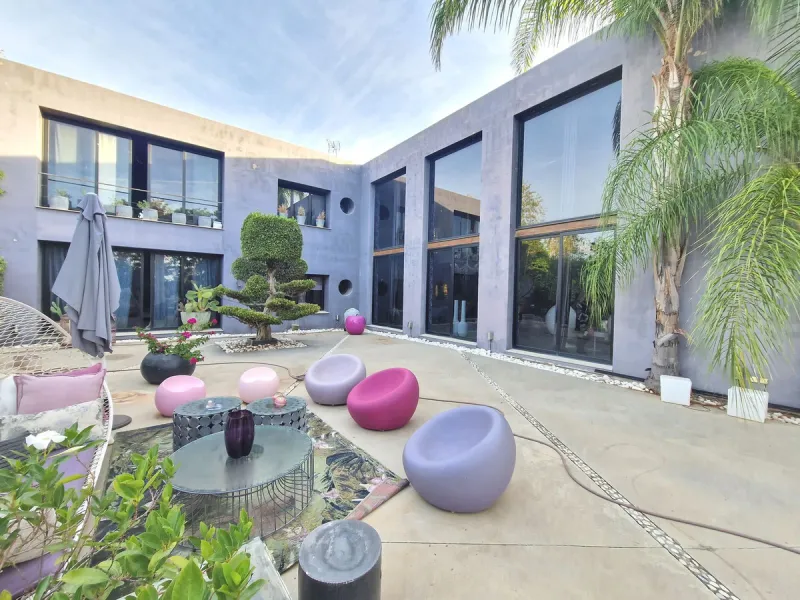 Fantastic spacious and private villa in Pernet urbanization on an extensive plot of 1.811m2. Please note that it is located on a very quiet and noise-free cul-de-sac.
