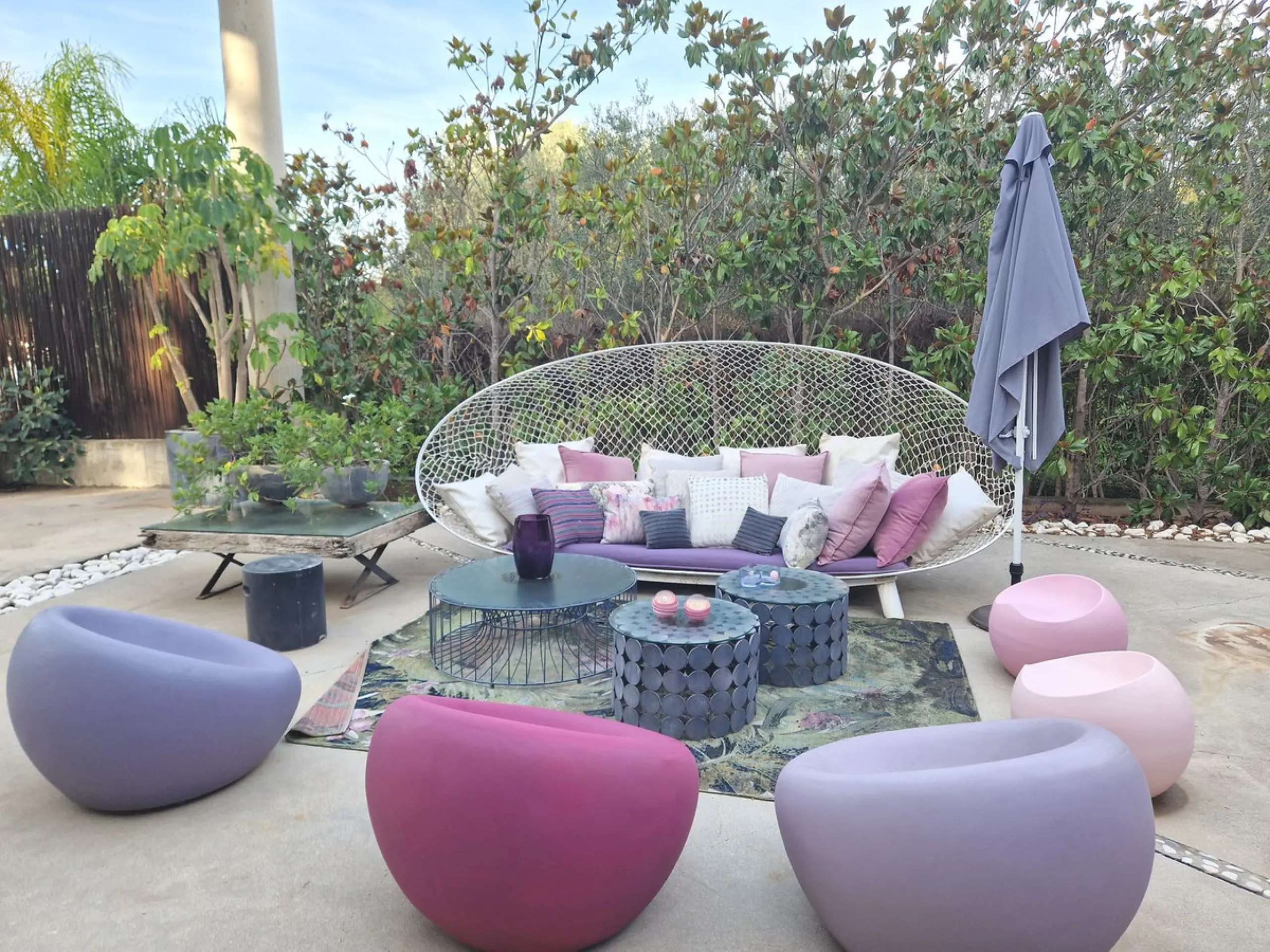 Fantastic spacious and private villa in Pernet urbanization on an extensive plot of 1.811m2. Please note that it is located on a very quiet and noise-free cul-de-sac.