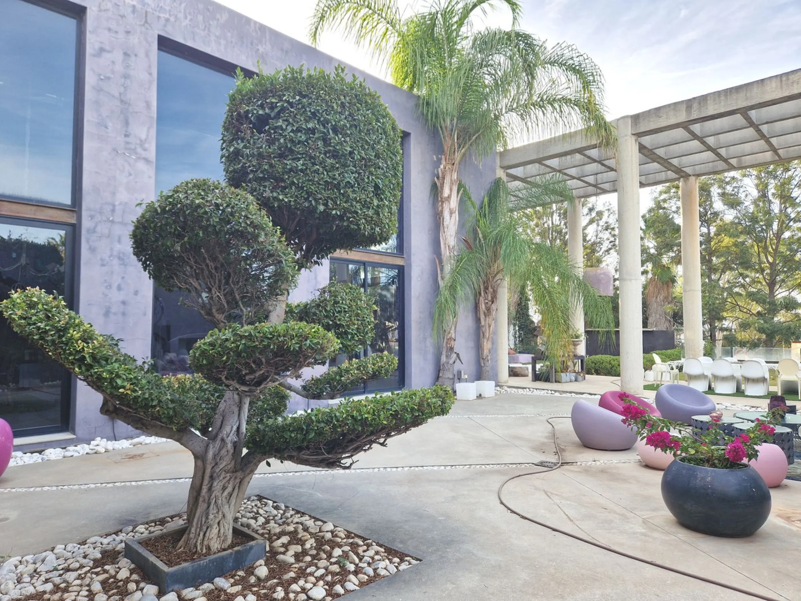 Fantastic spacious and private villa in Pernet urbanization on an extensive plot of 1.811m2. Please note that it is located on a very quiet and noise-free cul-de-sac.