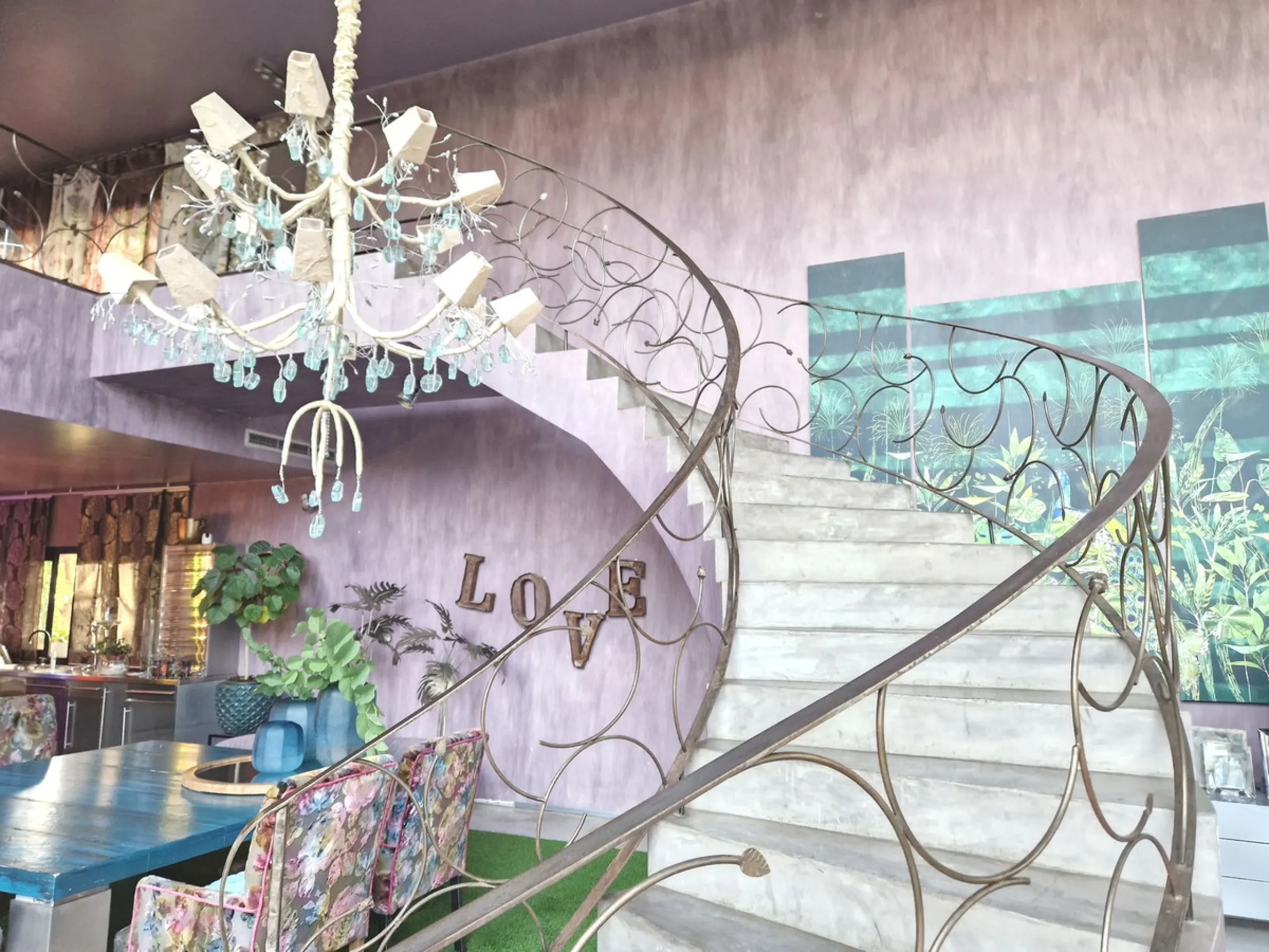 Fantastic spacious and private villa in Pernet urbanization on an extensive plot of 1.811m2. Please note that it is located on a very quiet and noise-free cul-de-sac.