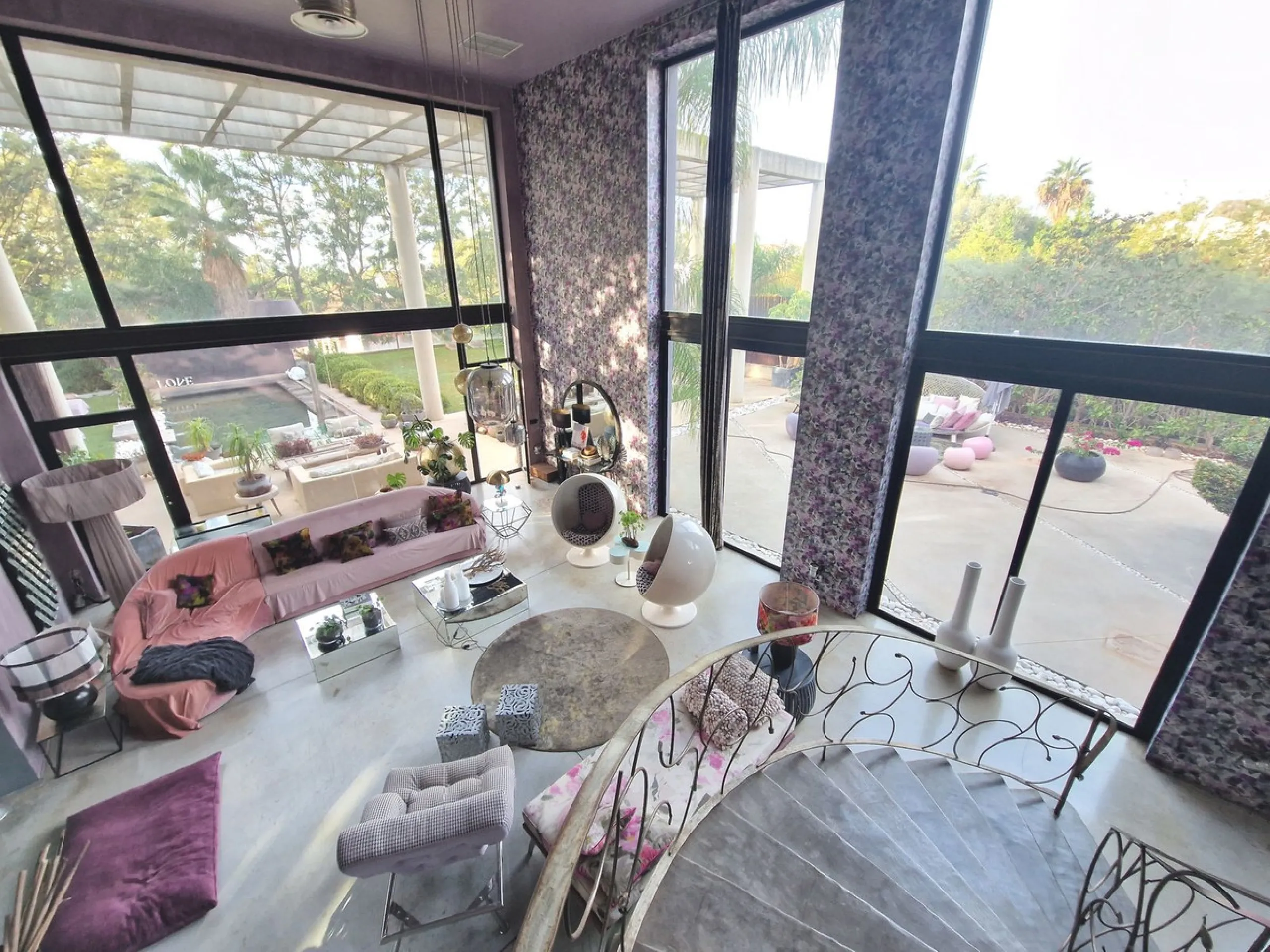 Fantastic spacious and private villa in Pernet urbanization on an extensive plot of 1.811m2. Please note that it is located on a very quiet and noise-free cul-de-sac.
