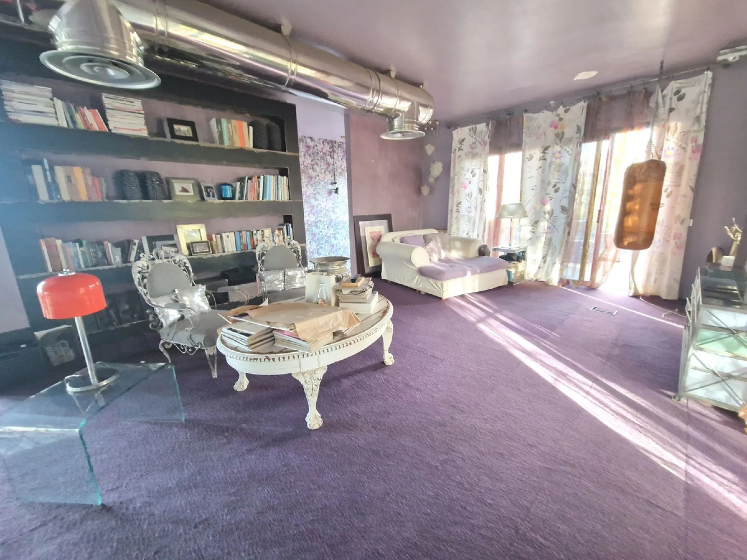 Fantastic spacious and private villa in Pernet urbanization on an extensive plot of 1.811m2. Please note that it is located on a very quiet and noise-free cul-de-sac.
