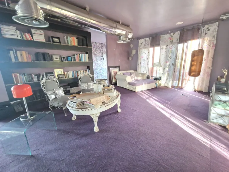 Fantastic spacious and private villa in Pernet urbanization on an extensive plot of 1.811m2. Please note that it is located on a very quiet and noise-free cul-de-sac.