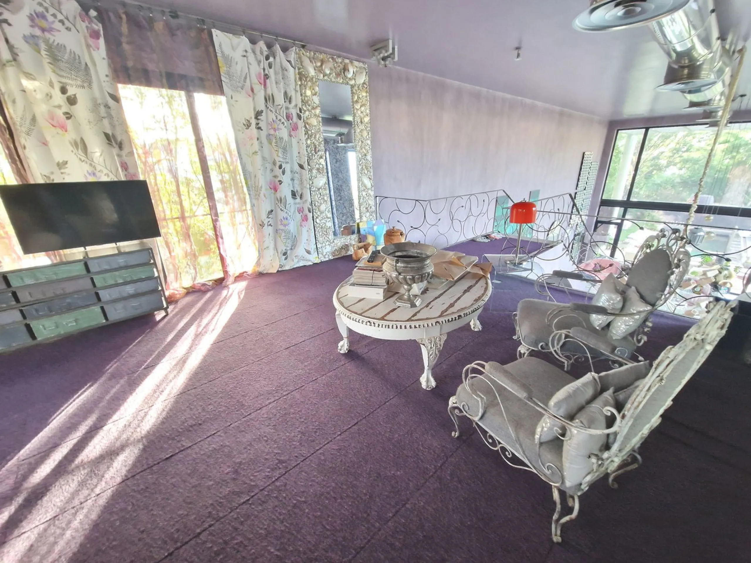 Fantastic spacious and private villa in Pernet urbanization on an extensive plot of 1.811m2. Please note that it is located on a very quiet and noise-free cul-de-sac.