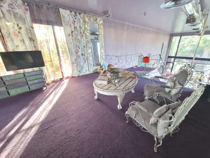 Fantastic spacious and private villa in Pernet urbanization on an extensive plot of 1.811m2. Please note that it is located on a very quiet and noise-free cul-de-sac.