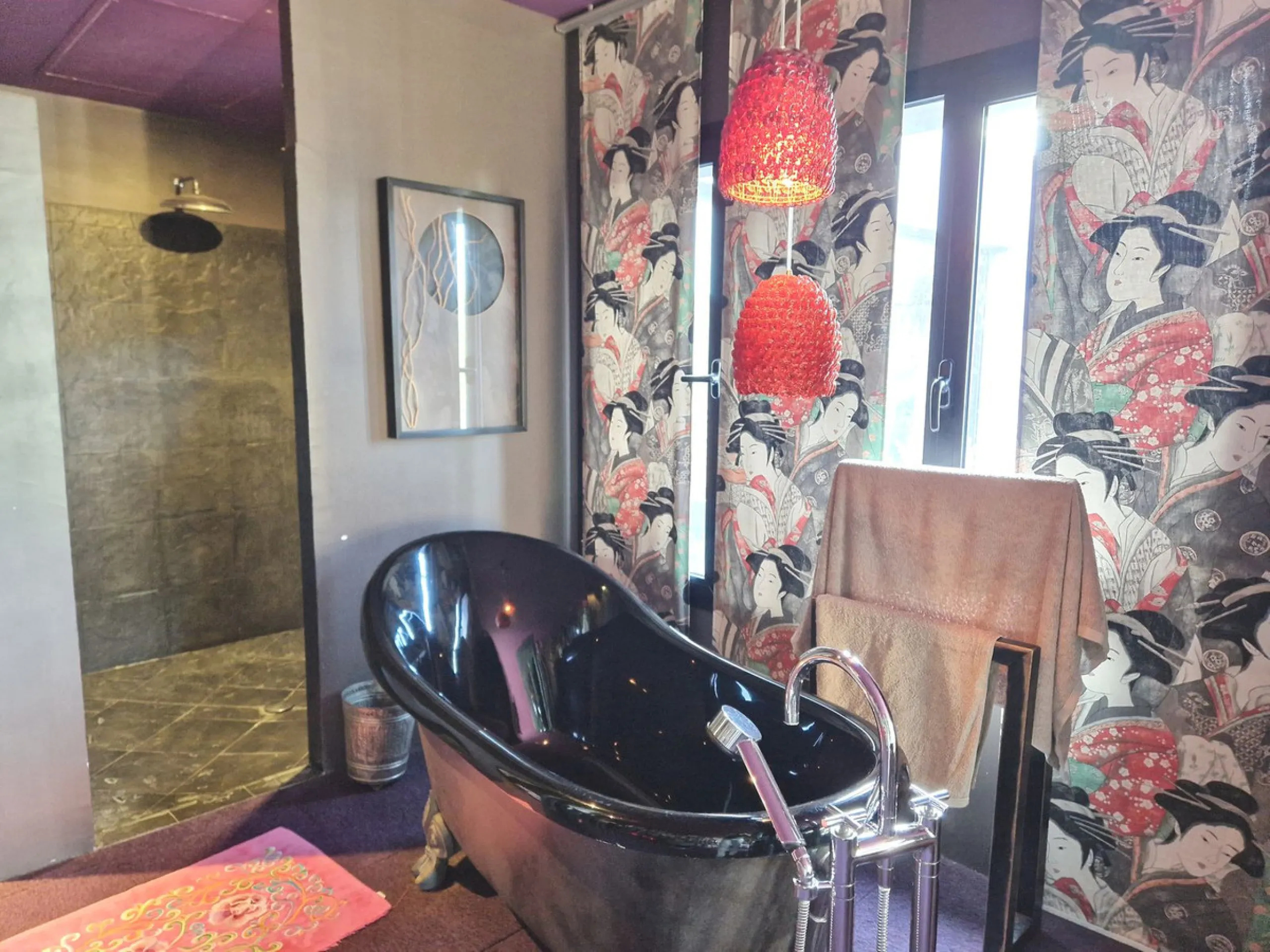 Fantastic spacious and private villa in Pernet urbanization on an extensive plot of 1.811m2. Please note that it is located on a very quiet and noise-free cul-de-sac.