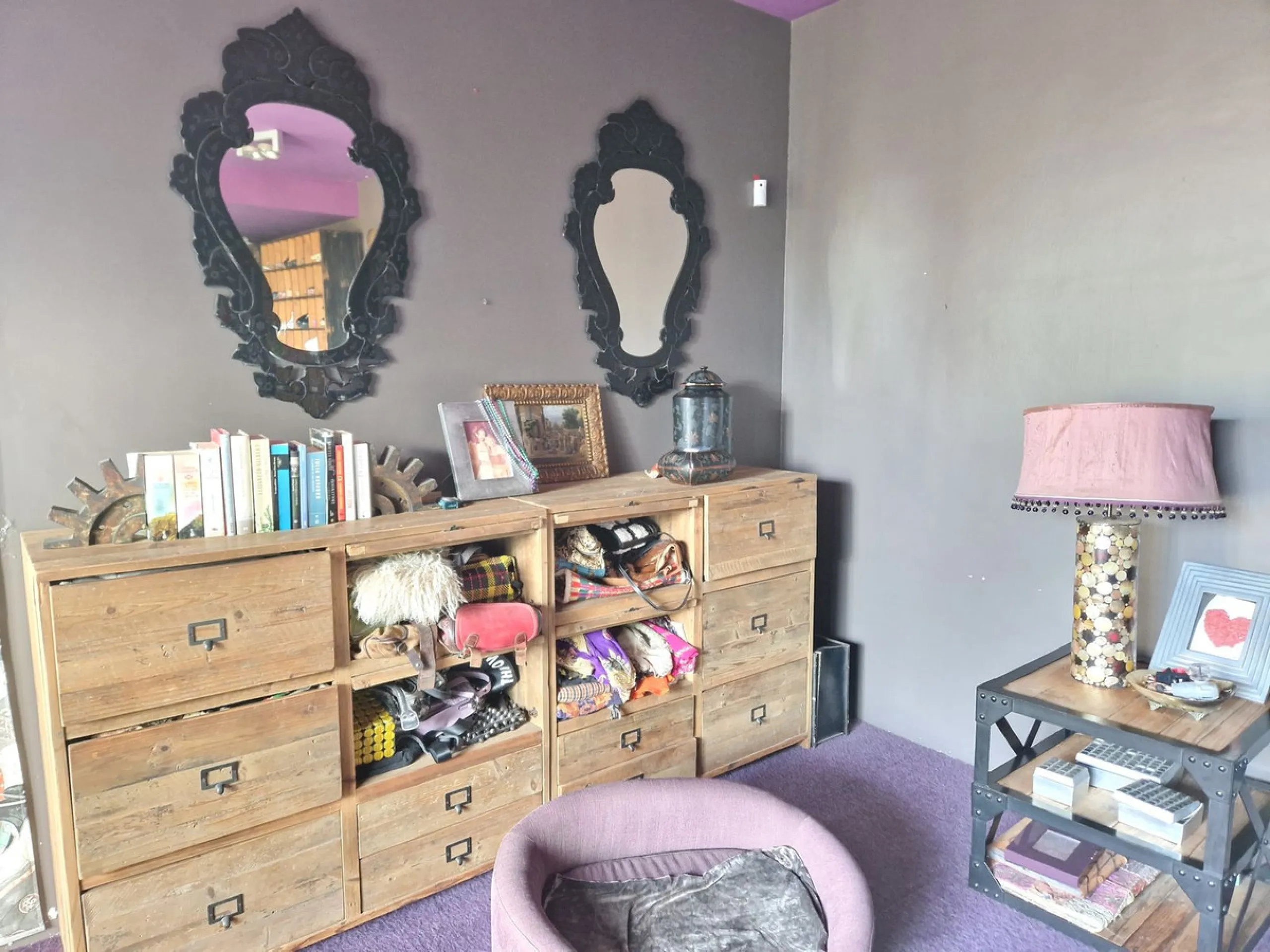 Fantastic spacious and private villa in Pernet urbanization on an extensive plot of 1.811m2. Please note that it is located on a very quiet and noise-free cul-de-sac.
