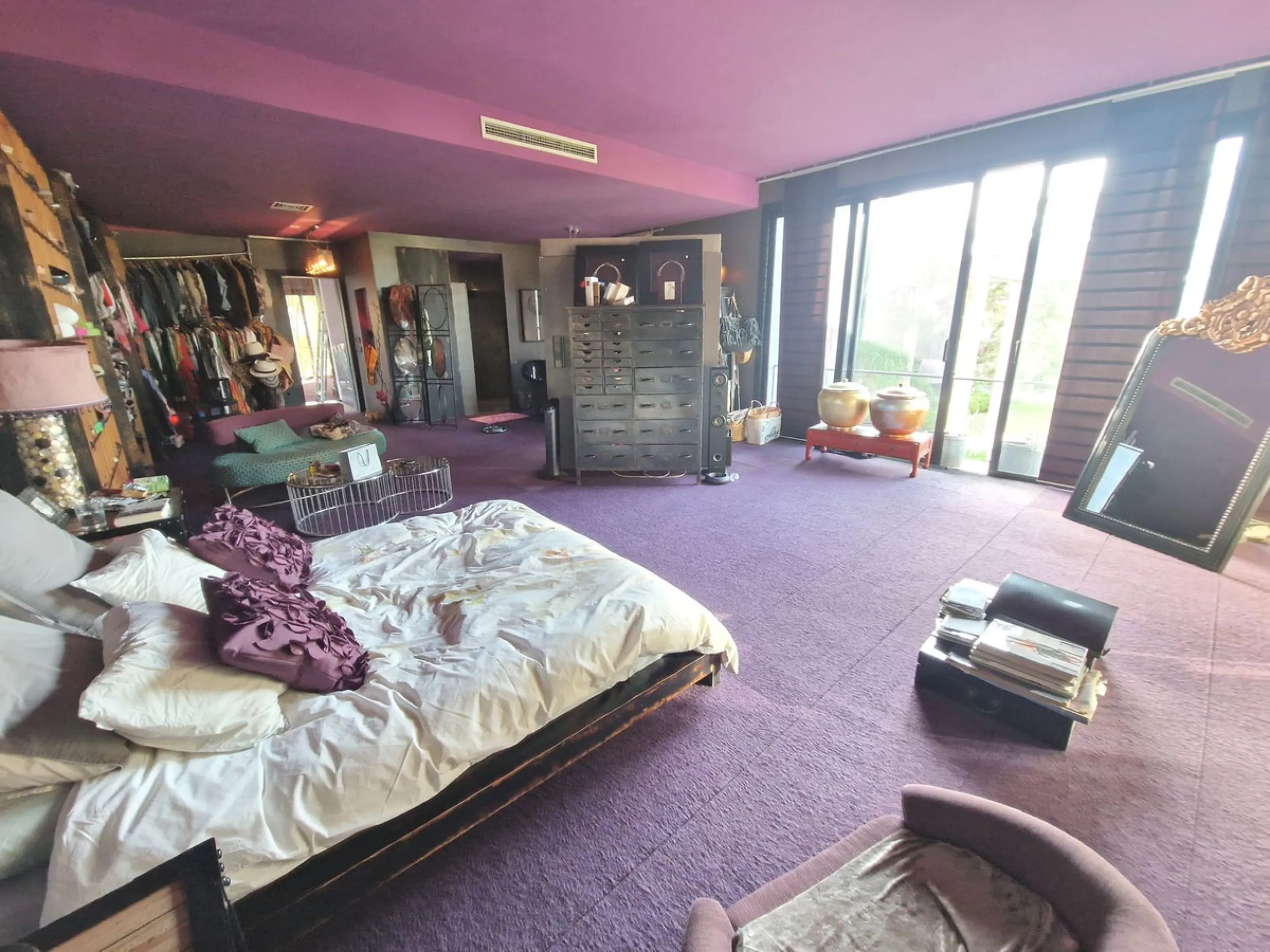 Fantastic spacious and private villa in Pernet urbanization on an extensive plot of 1.811m2. Please note that it is located on a very quiet and noise-free cul-de-sac.