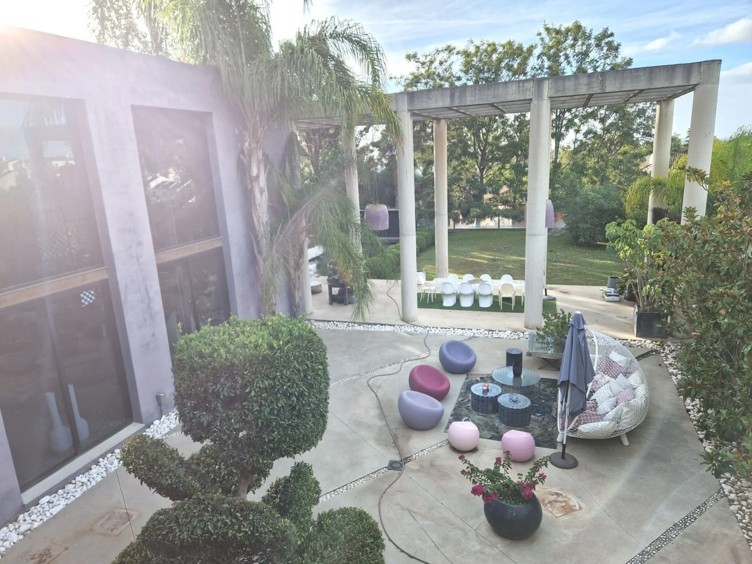 Fantastic spacious and private villa in Pernet urbanization on an extensive plot of 1.811m2. Please note that it is located on a very quiet and noise-free cul-de-sac.