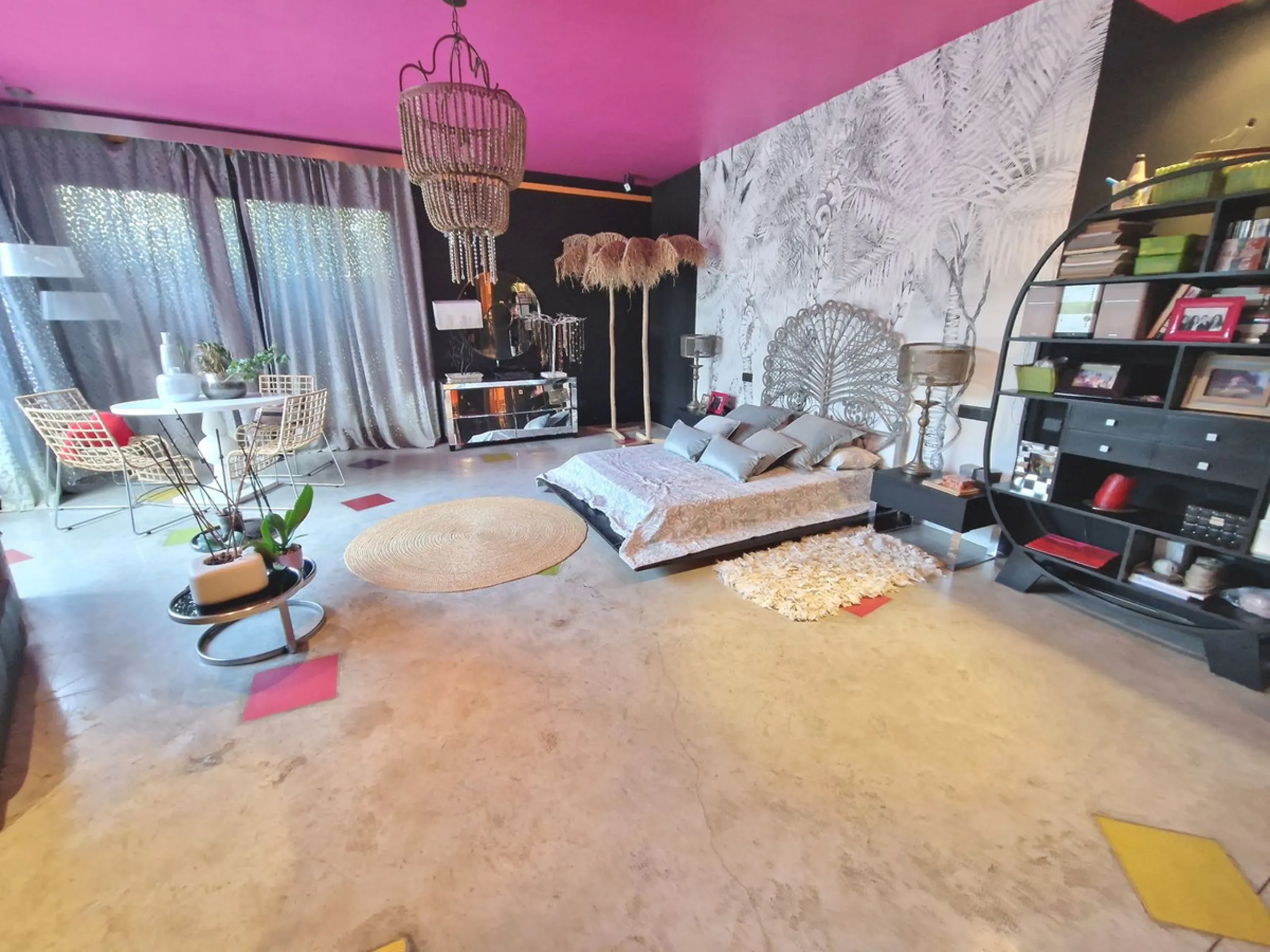 Fantastic spacious and private villa in Pernet urbanization on an extensive plot of 1.811m2. Please note that it is located on a very quiet and noise-free cul-de-sac.