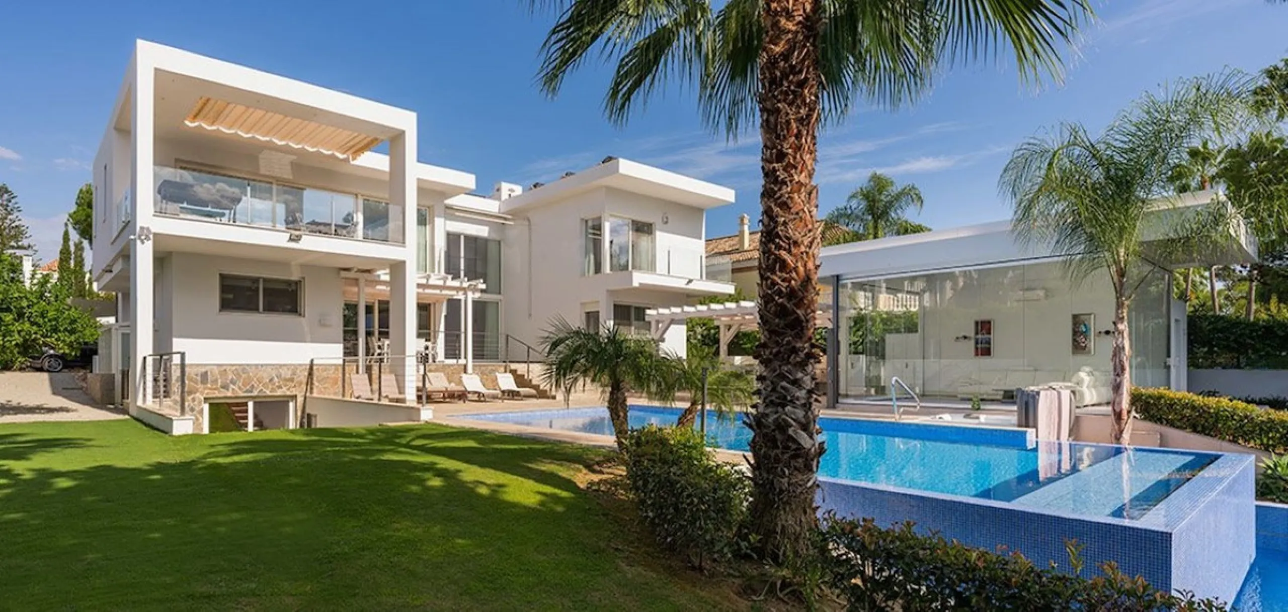 This newly renovated, seven-bedroom villa nestled on a sprawling 1770m2 plot between Aloha and Las Brisas presents a harmonious blend of sophistication and comfort.