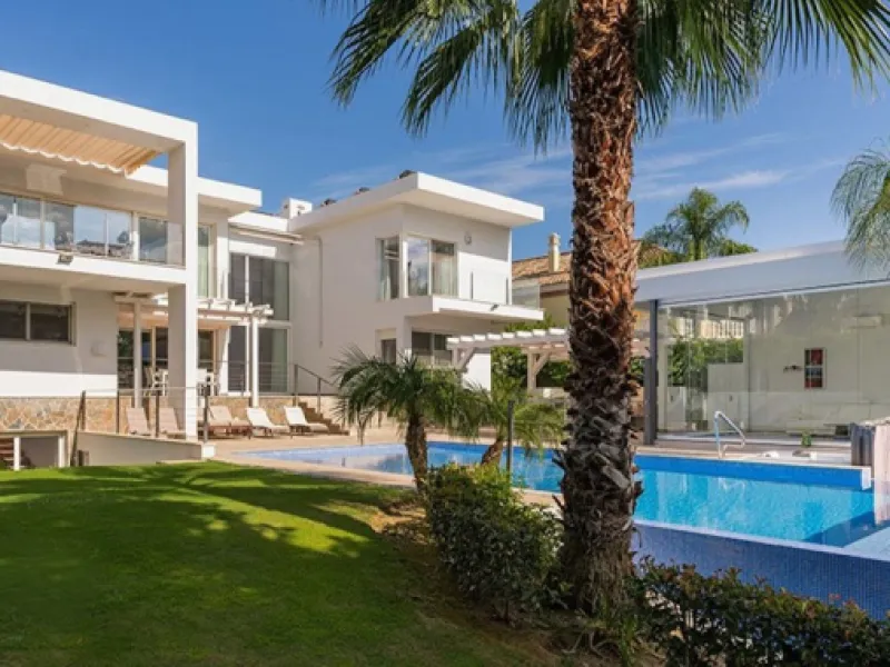 This newly renovated, seven-bedroom villa nestled on a sprawling 1770m2 plot between Aloha and Las Brisas presents a harmonious blend of sophistication and comfort.