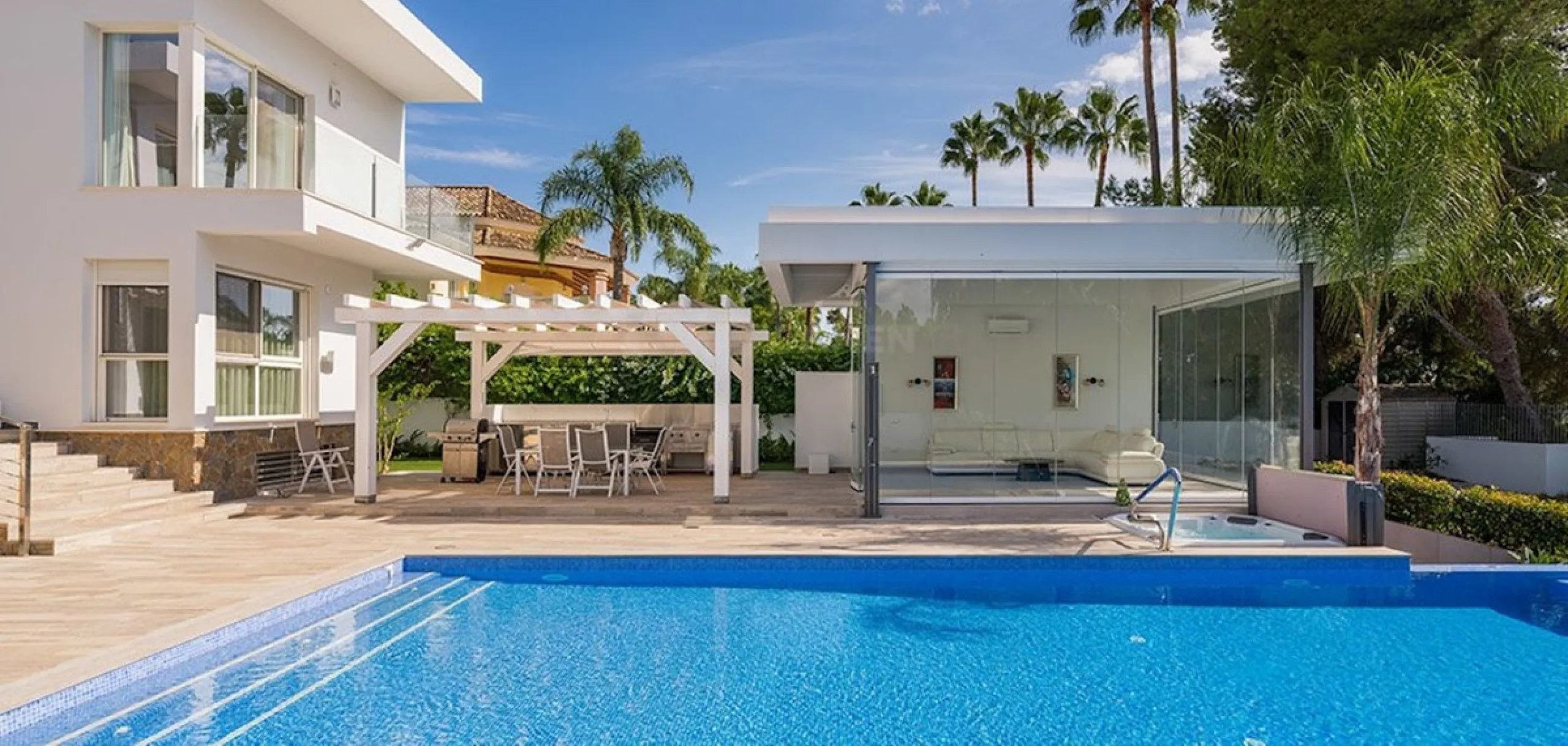 This newly renovated, seven-bedroom villa nestled on a sprawling 1770m2 plot between Aloha and Las Brisas presents a harmonious blend of sophistication and comfort.
