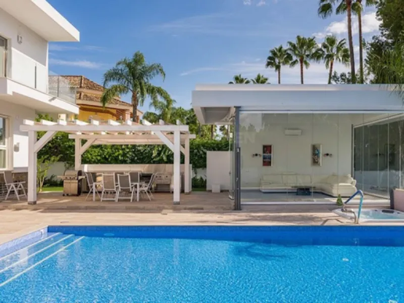This newly renovated, seven-bedroom villa nestled on a sprawling 1770m2 plot between Aloha and Las Brisas presents a harmonious blend of sophistication and comfort.
