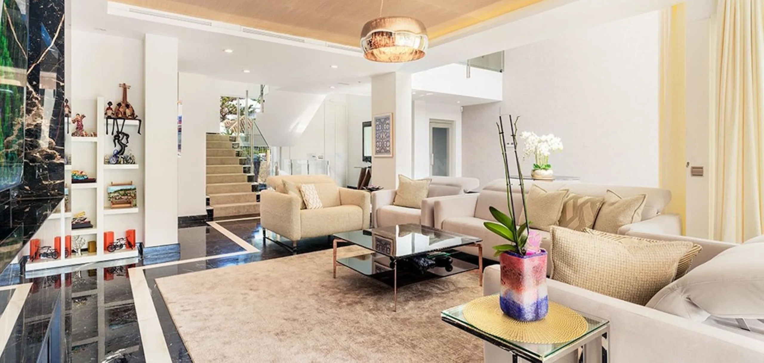 This newly renovated, seven-bedroom villa nestled on a sprawling 1770m2 plot between Aloha and Las Brisas presents a harmonious blend of sophistication and comfort.