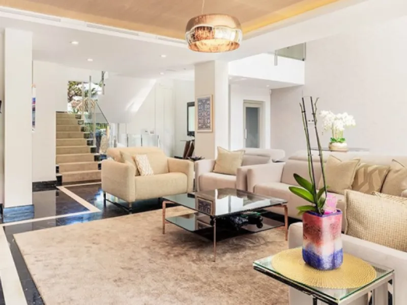 This newly renovated, seven-bedroom villa nestled on a sprawling 1770m2 plot between Aloha and Las Brisas presents a harmonious blend of sophistication and comfort.