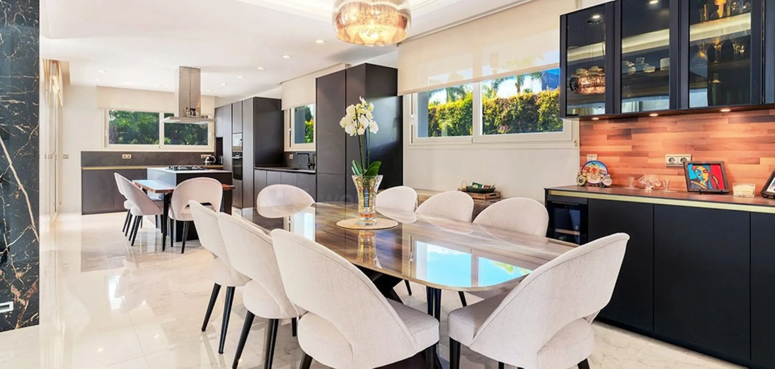 This newly renovated, seven-bedroom villa nestled on a sprawling 1770m2 plot between Aloha and Las Brisas presents a harmonious blend of sophistication and comfort.
