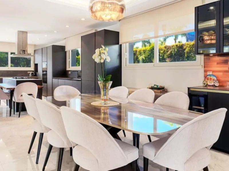 This newly renovated, seven-bedroom villa nestled on a sprawling 1770m2 plot between Aloha and Las Brisas presents a harmonious blend of sophistication and comfort.