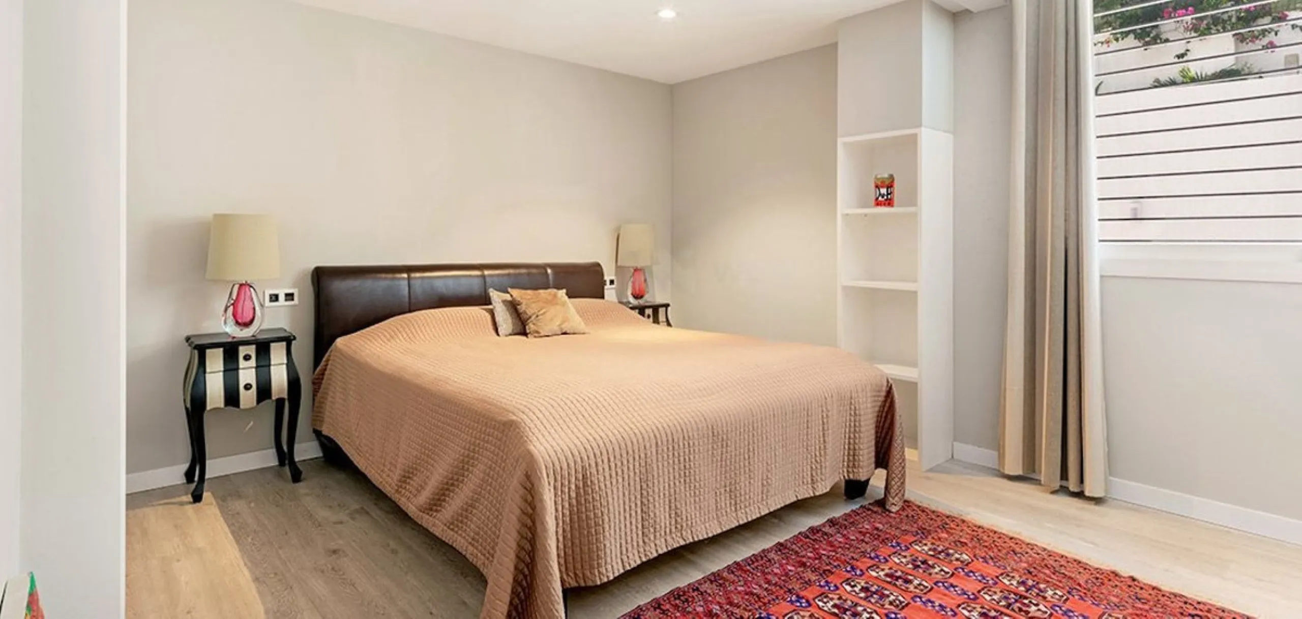 This newly renovated, seven-bedroom villa nestled on a sprawling 1770m2 plot between Aloha and Las Brisas presents a harmonious blend of sophistication and comfort.