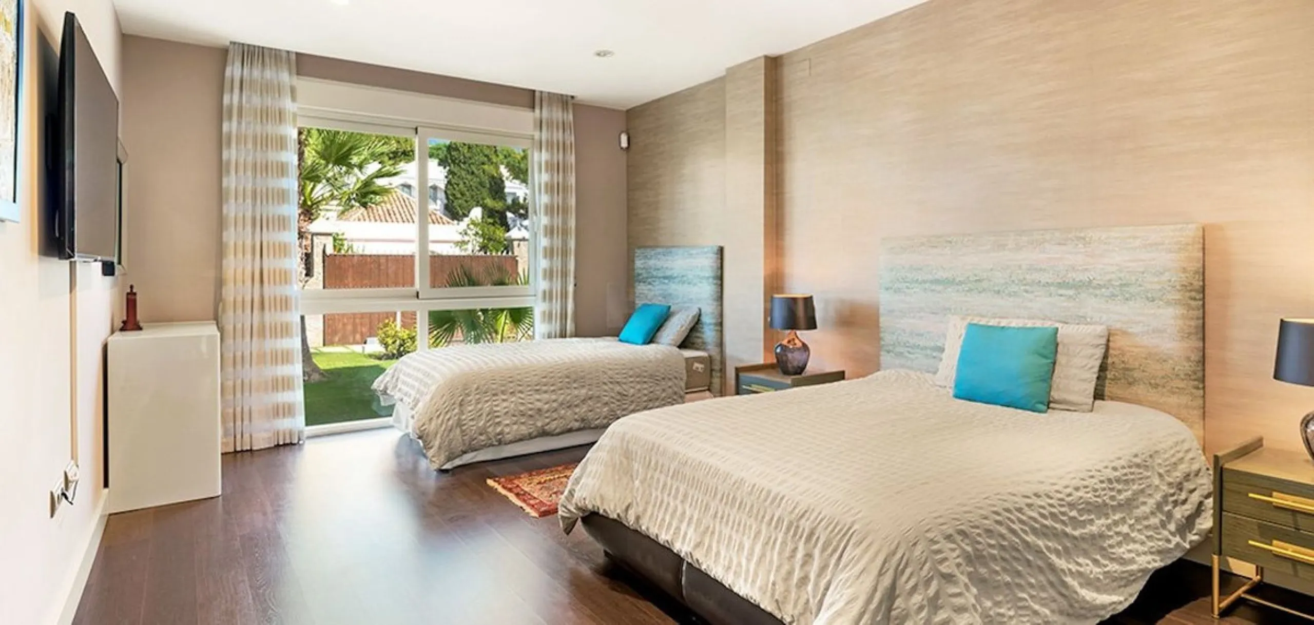 This newly renovated, seven-bedroom villa nestled on a sprawling 1770m2 plot between Aloha and Las Brisas presents a harmonious blend of sophistication and comfort.