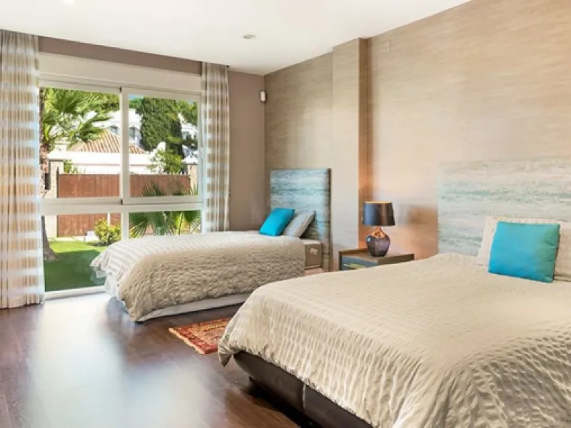 This newly renovated, seven-bedroom villa nestled on a sprawling 1770m2 plot between Aloha and Las Brisas presents a harmonious blend of sophistication and comfort.