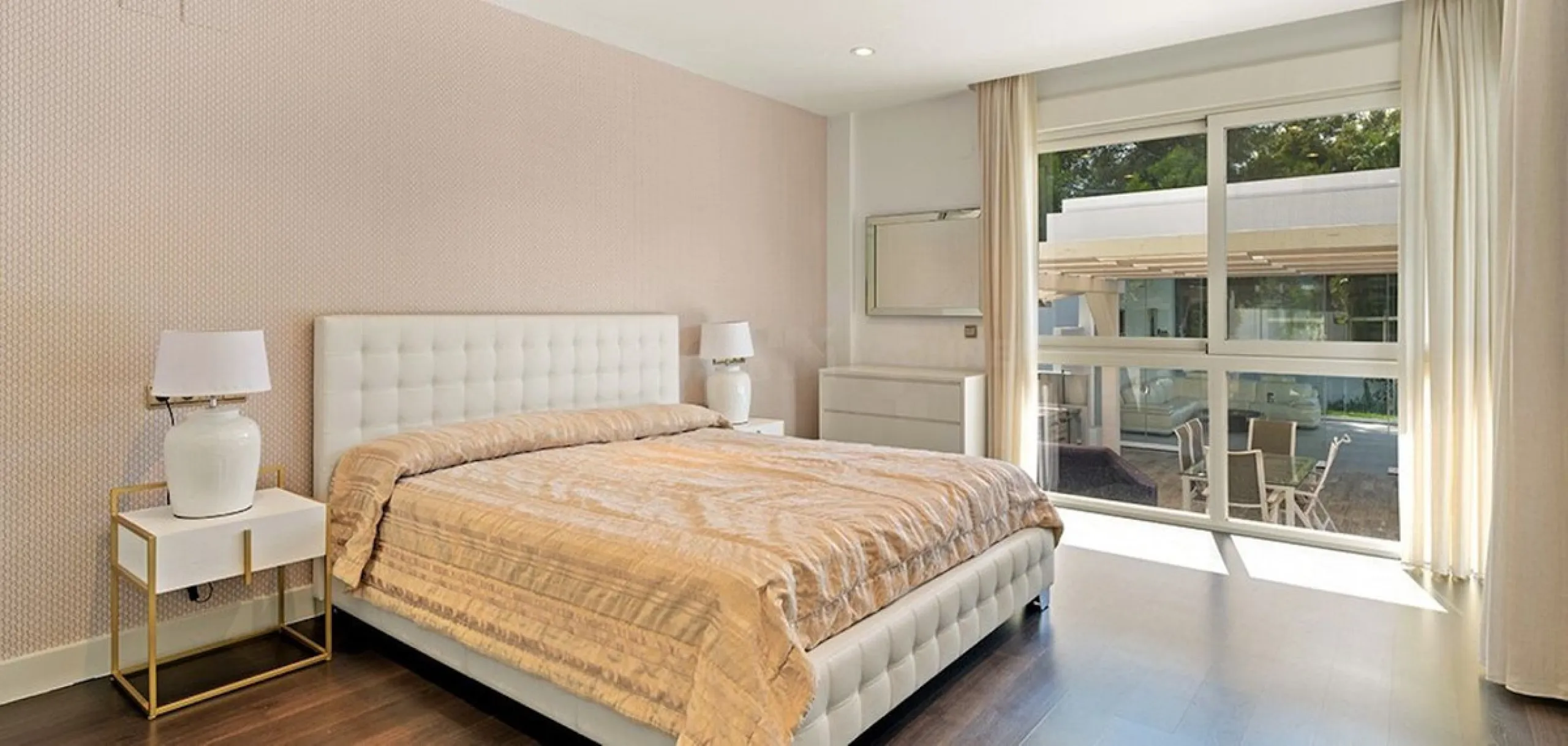 This newly renovated, seven-bedroom villa nestled on a sprawling 1770m2 plot between Aloha and Las Brisas presents a harmonious blend of sophistication and comfort.
